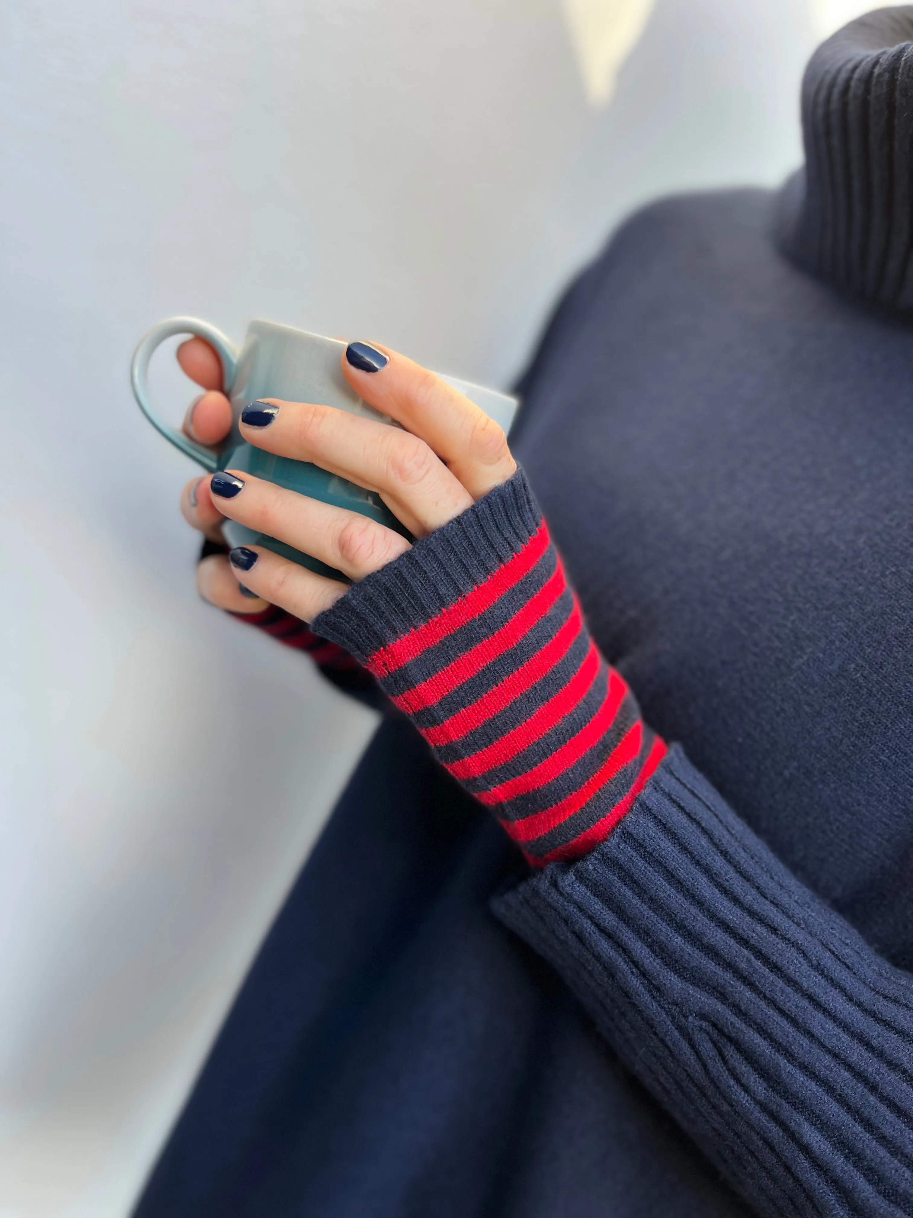 Claudia cashmere wristwarmers in red/navy